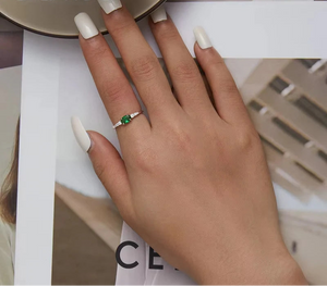 925 Sterling Silver Emerald Green Cabochon Ring – Luxurious Sparkle with Platinum Shine