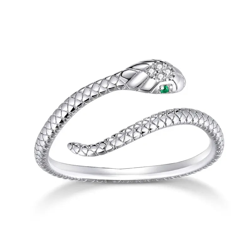 Close-up of the lifelike scales and emerald-green cubic zirconia on the snake ring – Jewelry Towns